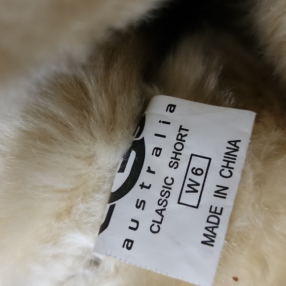 Women Ugg Boots - Picture 4 of 4